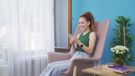 Woman-smiling-at-phone-message.